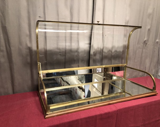 Ancienne grande vitrine de comptoir de magasin.