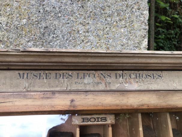 Vitrine didactique d'ancienne école.