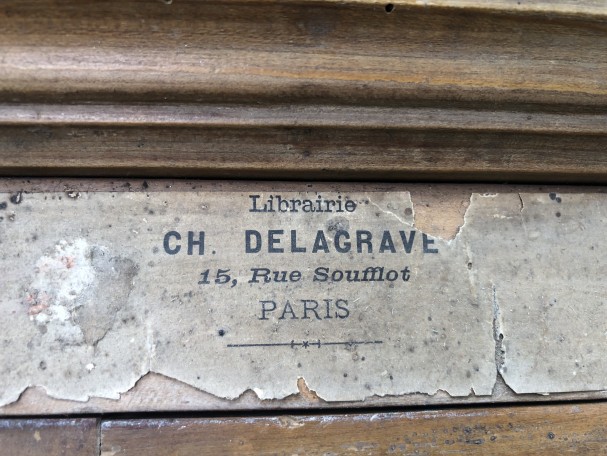 Vitrine didactique d'ancienne école.