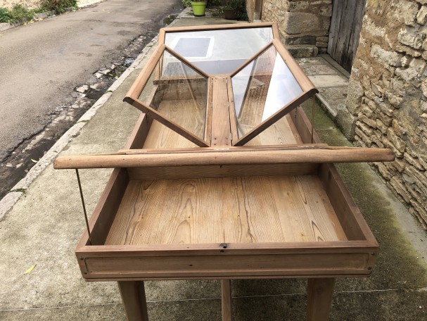 Ancienne grande vitrine de magasin.(réservé)