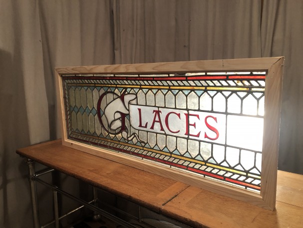 Ancienne enseigne de magasin.