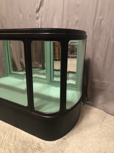 Ancien meuble comptoir vitrine de magasin.