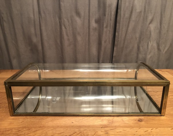 Ancienne petite vitrine de comptoir.