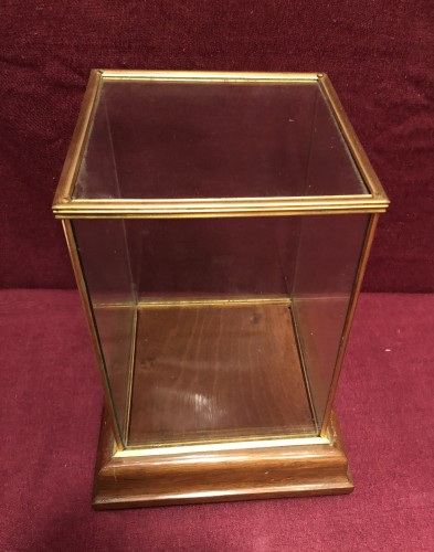 Paire de petites vitrines.