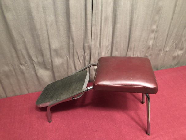 Ancien tabouret de chausseur.