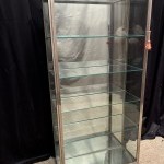 Ancienne vitrine de magasion sur pied.