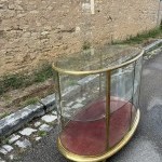 Ancienne vitrine de milieu, comptoir de magasin.