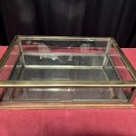 Ancienne petite vitrine de magasin.