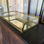 Ancienne vitrine de comptoir de magasin.