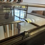 Ancienne vitrine de comptoir de magasin.