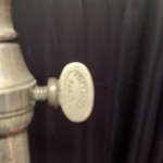 Ancien présentoir à vêtement de vitrine de magasin.