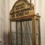 Ancienne vitrine murale de tabac.