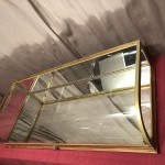 Ancienne grande vitrine de comptoir de magasin.