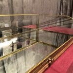 Ancienne grande vitrine de comptoir de magasin.