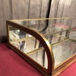 Ancienne grande vitrine de comptoir de magasin.