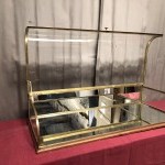 Ancienne grande vitrine de comptoir de magasin.