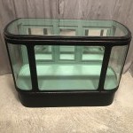 Ancien meuble comptoir vitrine de magasin.