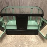 Ancien meuble comptoir vitrine de magasin.